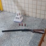 Homem é preso com espingarda calibre 12 após perseguição em Pádua